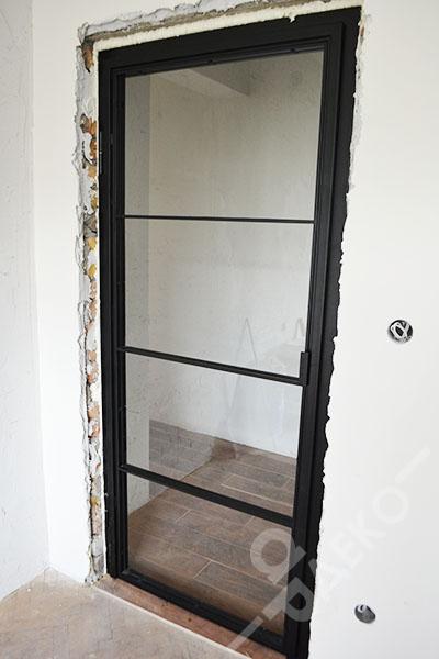 interiorna_metalna_vrata_s_ostaklqvane_i_horizontalni_deliteli_ardeco-bg.com_2