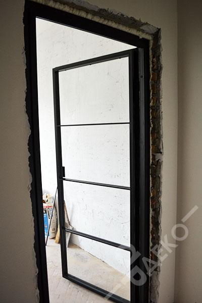 interiorna_metalna_vrata_s_ostaklqvane_i_horizontalni_deliteli_ardeco-bg.com_4