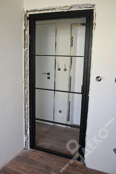 interiorna_metalna_vrata_s_ostaklqvane_i_horizontalni_deliteli_ardeco-bg.com_7