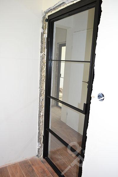 interiorna_metalna_vrata_s_ostaklqvane_i_horizontalni_deliteli_ardeco-bg.com_8