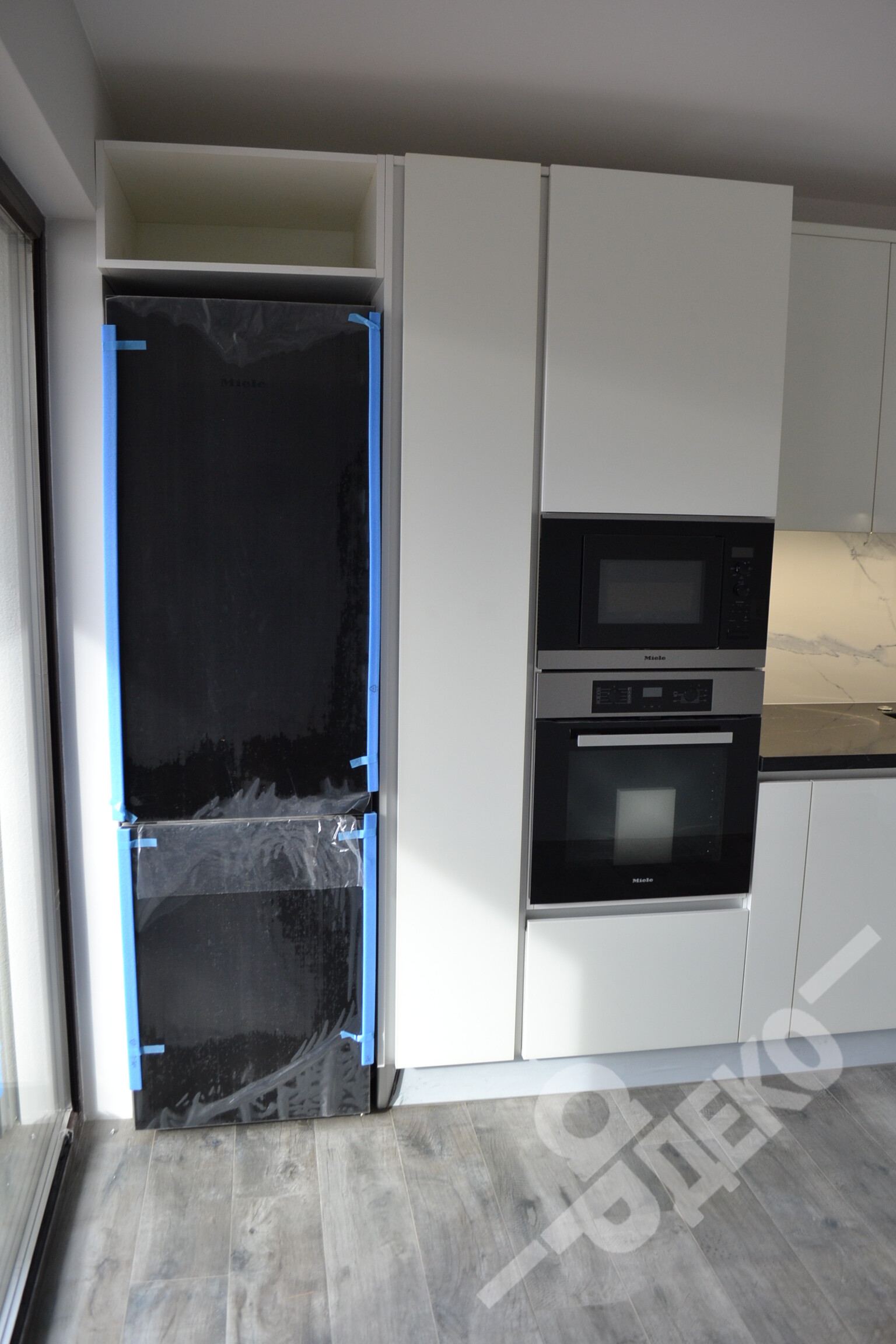 kyhnia-po-porachka-sistema-Volpato-bez-drajki-mdf-cristal-ardeco-bg.com-3
