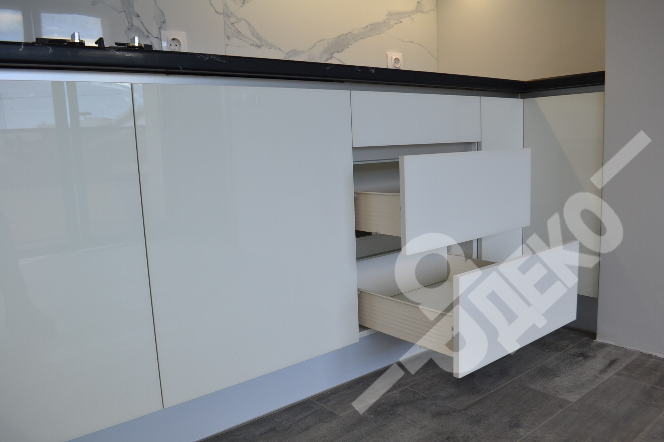 kyhnia-po-porachka-sistema-Volpato-bez-drajki-mdf-cristal-ardeco-bg.com-7