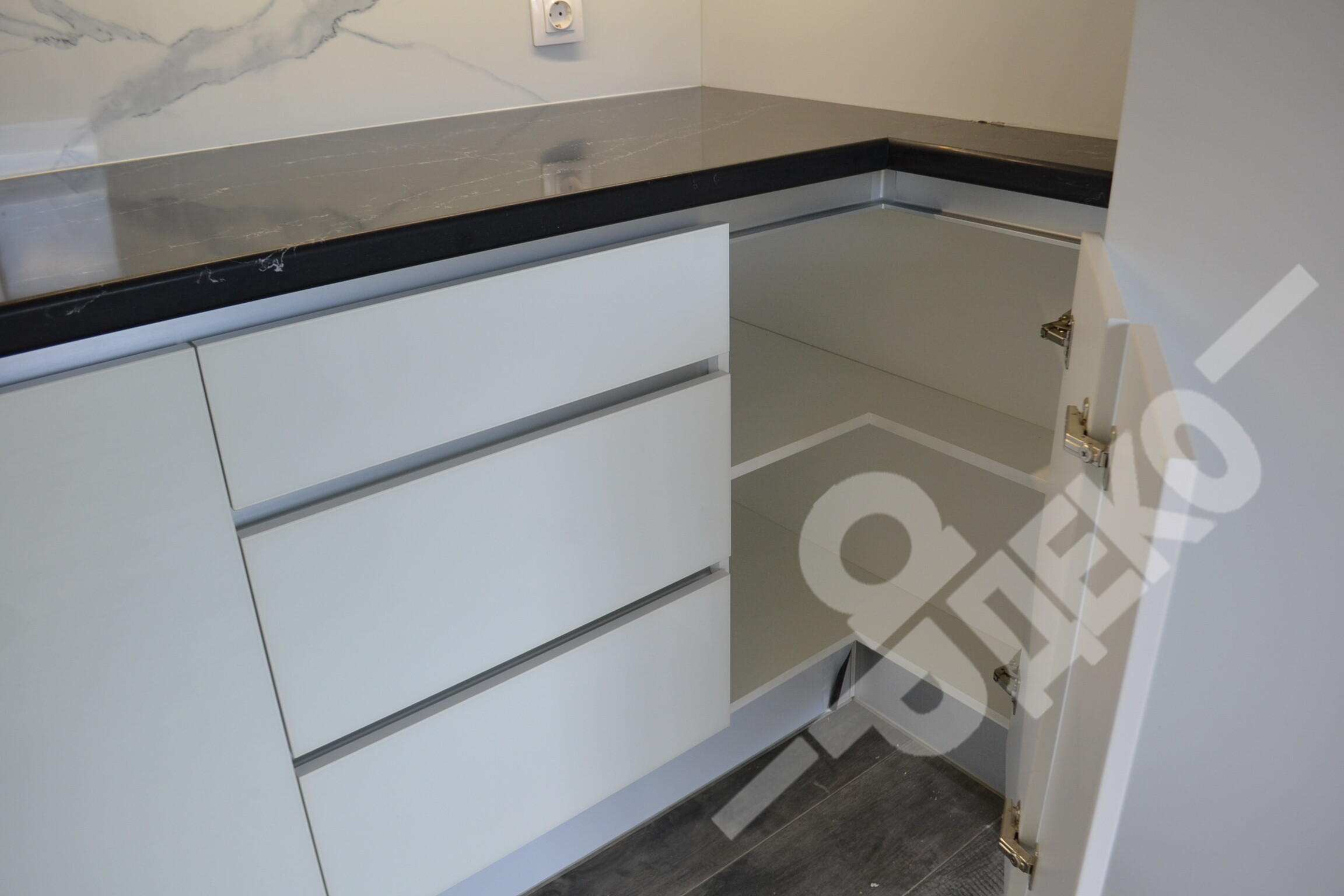 kyhnia-po-porachka-sistema-Volpato-bez-drajki-mdf-cristal-ardeco-bg.com-8