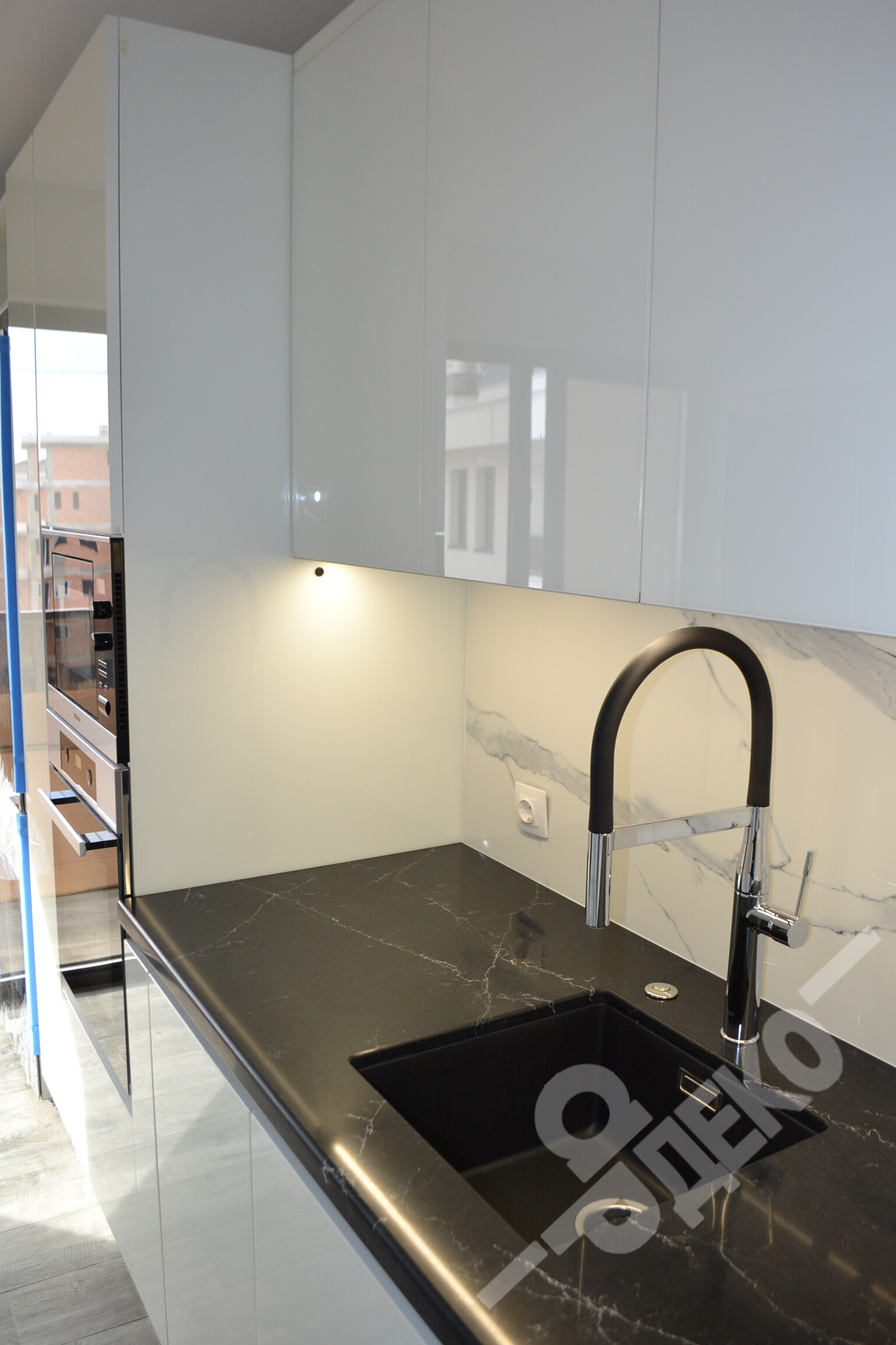 kyhnia-po-porachka-sistema-Volpato-bez-drajki-mdf-cristal-ardeco-bg.com-9