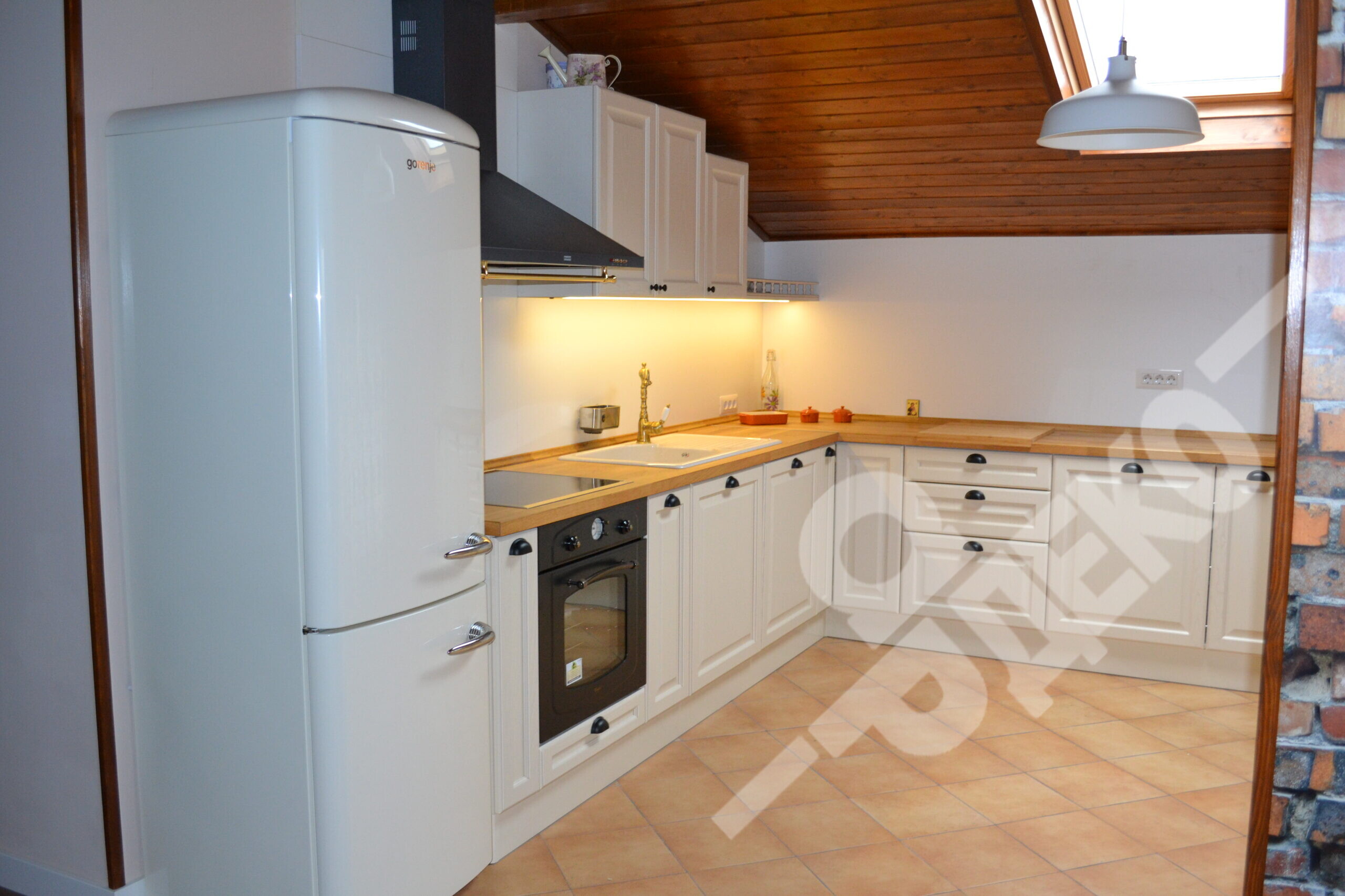 kyhnia-po-porachka-vintij-stil-masiv-qsen-ardeco-bg.com-2