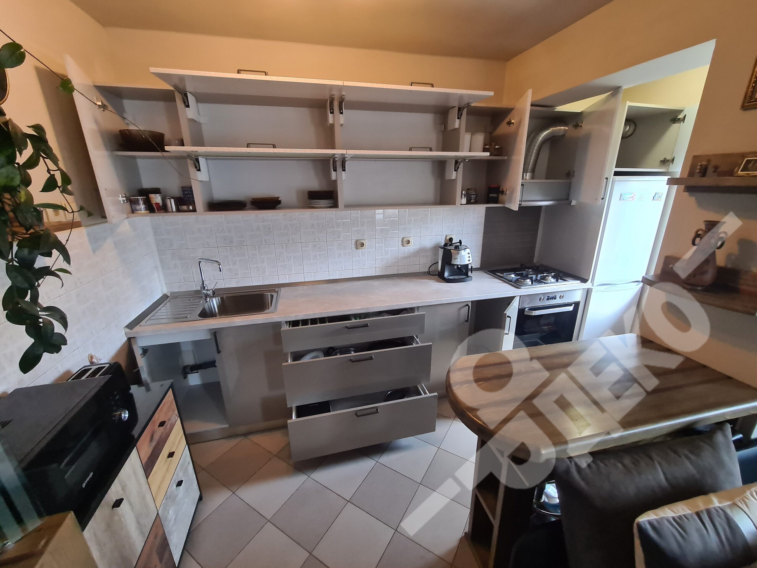 prava-kyhnia-po-porachka-s-dva-vida-glanc-ardeco-bg.com_12