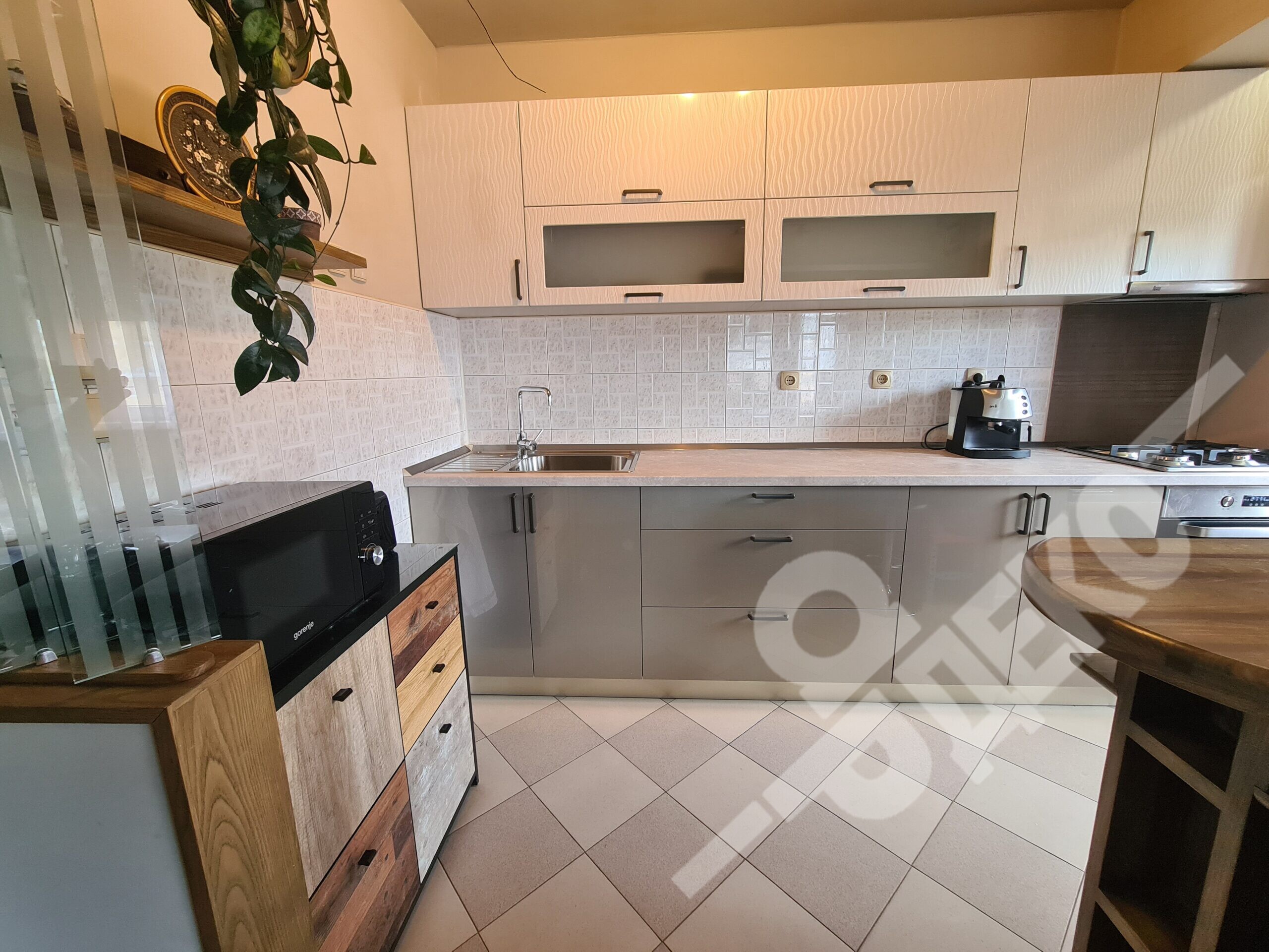 prava-kyhnia-po-porachka-s-dva-vida-glanc-ardeco-bg.com_2