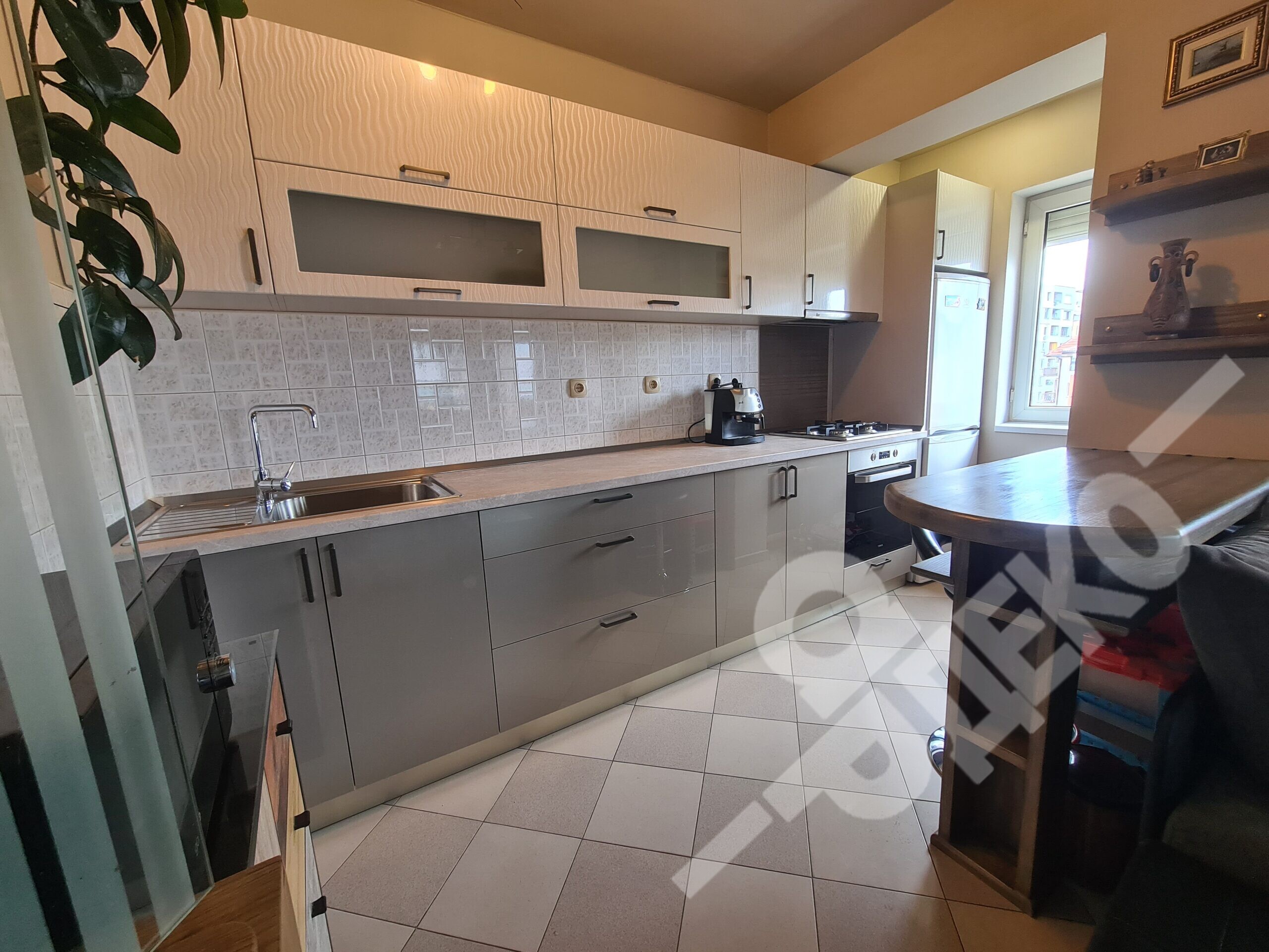 prava-kyhnia-po-porachka-s-dva-vida-glanc-ardeco-bg.com_3