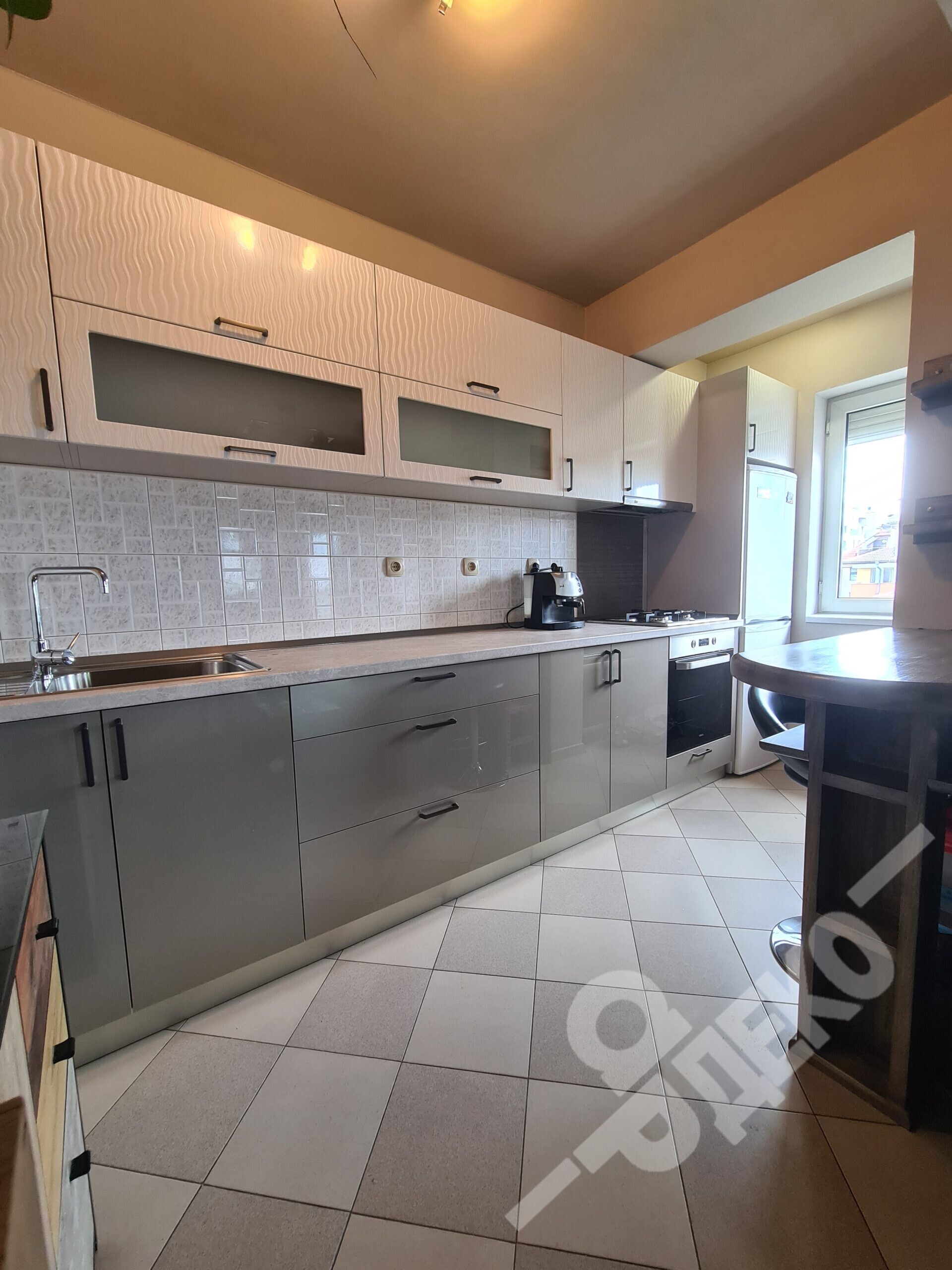 prava-kyhnia-po-porachka-s-dva-vida-glanc-ardeco-bg.com_5