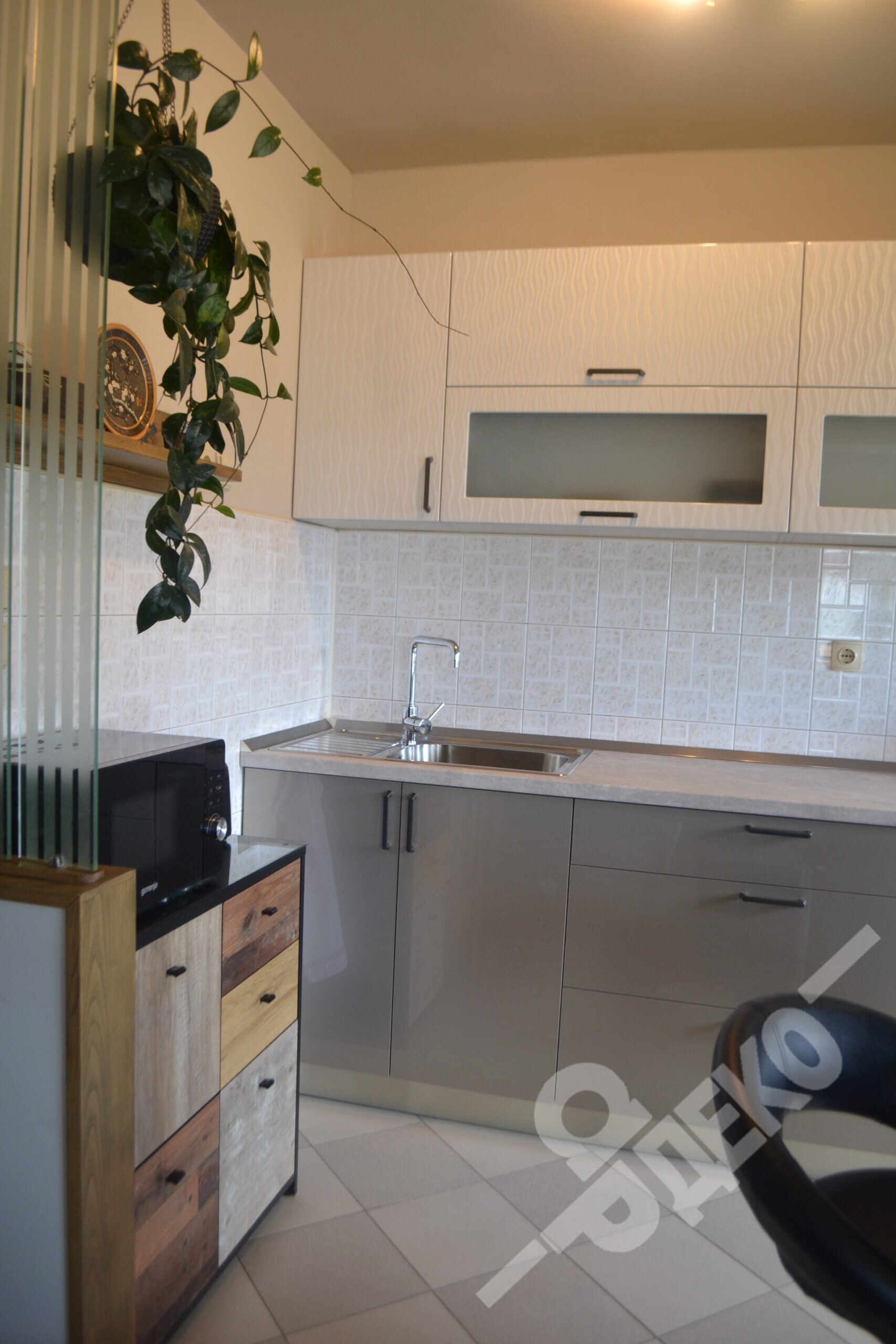 prava-kyhnia-po-porachka-s-dva-vida-glanc-ardeco-bg.com_8